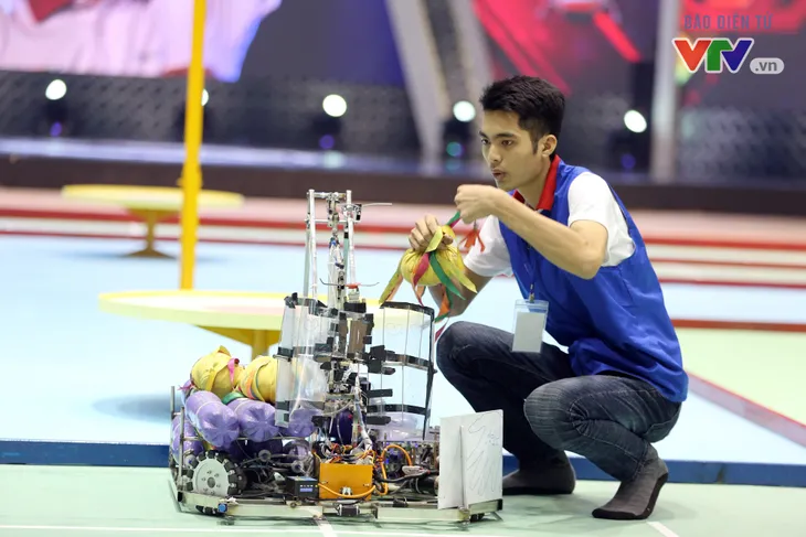 VCK Robocon Việt Nam 2018: Gặp sự cố đáng tiếc, đại diện của Hà Tĩnh rời cuộc chơi - Ảnh 4. VCK Robocon Việt Nam 2018: Gặp sự cố đáng tiếc, đại diện của Hà Tĩnh rời cuộc chơi - Ảnh 4.