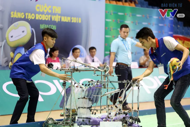 VCK Robocon Việt Nam 2018: Gặp sự cố đáng tiếc, đại diện của Hà Tĩnh rời cuộc chơi - Ảnh 9. VCK Robocon Việt Nam 2018: Gặp sự cố đáng tiếc, đại diện của Hà Tĩnh rời cuộc chơi - Ảnh 9.