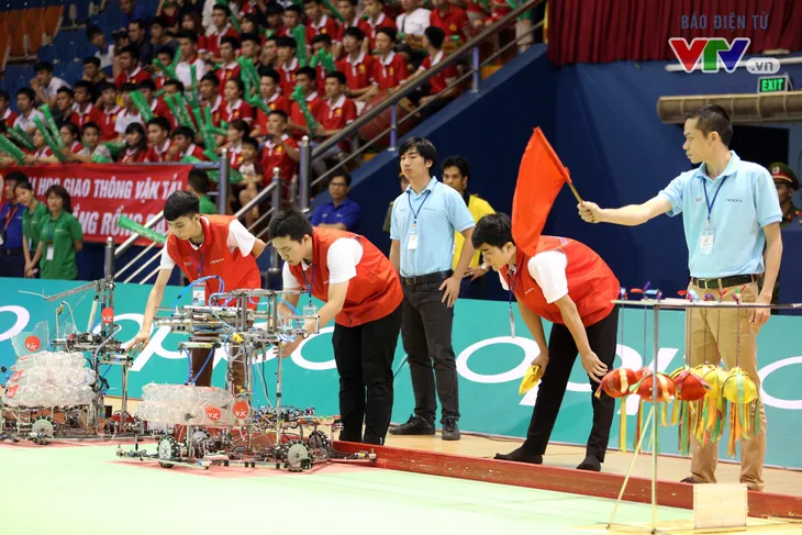 VCK Robocon Việt Nam 2018: Đại diện duy nhất của ĐH Công nghiệp Hà Nội lọt vào vòng 1/8 - Ảnh 3. VCK Robocon Việt Nam 2018: Đại diện duy nhất của ĐH Công nghiệp Hà Nội lọt vào vòng 1/8 - Ảnh 3.