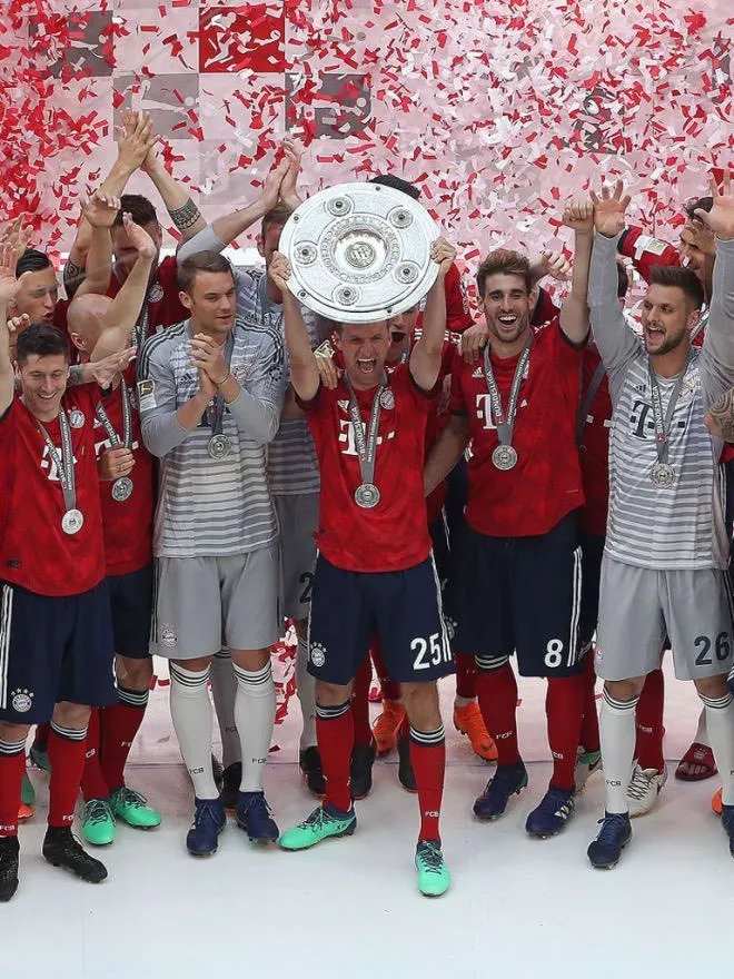 Vòng 34 Bundesliga 2017/18: Bayern thua sốc ngày nhận đĩa bạc, Hamburg lần đầu tiên xuống hạng - Ảnh 2. Vòng 34 Bundesliga 2017/18: Bayern thua sốc ngày nhận đĩa bạc, Hamburg lần đầu tiên xuống hạng - Ảnh 2.