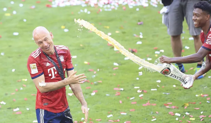 Vòng 34 Bundesliga 2017/18: Bayern thua sốc ngày nhận đĩa bạc, Hamburg lần đầu tiên xuống hạng - Ảnh 3. Vòng 34 Bundesliga 2017/18: Bayern thua sốc ngày nhận đĩa bạc, Hamburg lần đầu tiên xuống hạng - Ảnh 3.