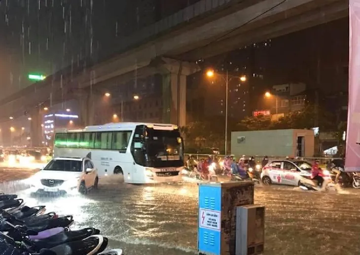 Hà Nội mưa lớn đầu mùa, đường phố hóa sông - Ảnh 2. Hà Nội mưa lớn đầu mùa, đường phố hóa sông - Ảnh 2.
