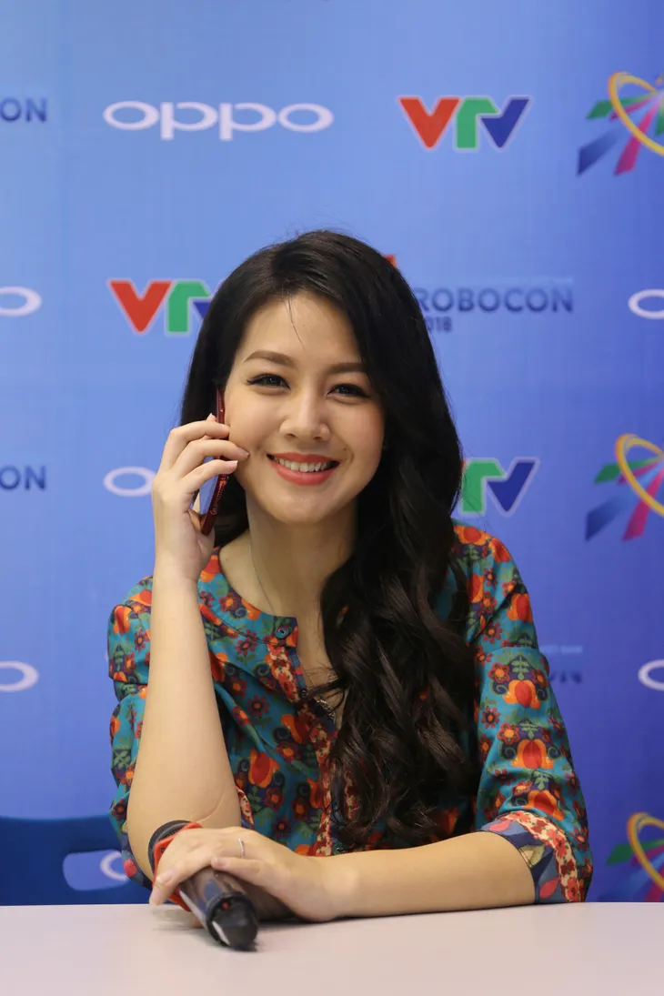 Bất chấp vất vả, MC Hồng Nhung vẫn đồng hành cùng VCK Robocon Việt Nam 2018 - Ảnh 1. Bất chấp vất vả, MC Hồng Nhung vẫn đồng hành cùng VCK Robocon Việt Nam 2018 - Ảnh 1.
