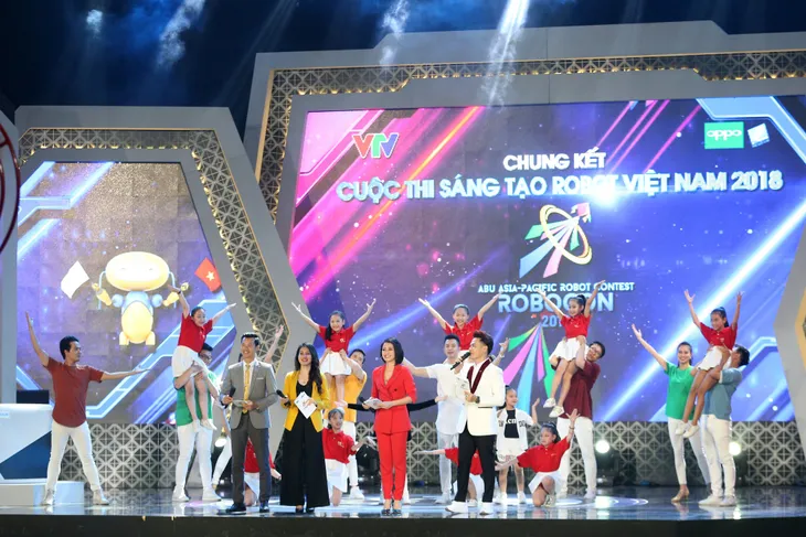 Bất chấp vất vả, MC Hồng Nhung vẫn đồng hành cùng VCK Robocon Việt Nam 2018 - Ảnh 2. Bất chấp vất vả, MC Hồng Nhung vẫn đồng hành cùng VCK Robocon Việt Nam 2018 - Ảnh 2.