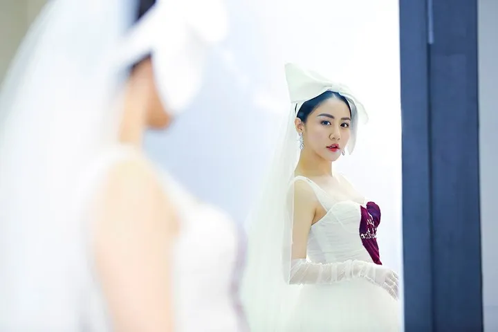 Văn Mai Hương mặc váy cưới, hóa cô dâu xinh đẹp trên truyền hình - Ảnh 1. Văn Mai Hương mặc váy cưới, hóa cô dâu xinh đẹp trên truyền hình - Ảnh 1.