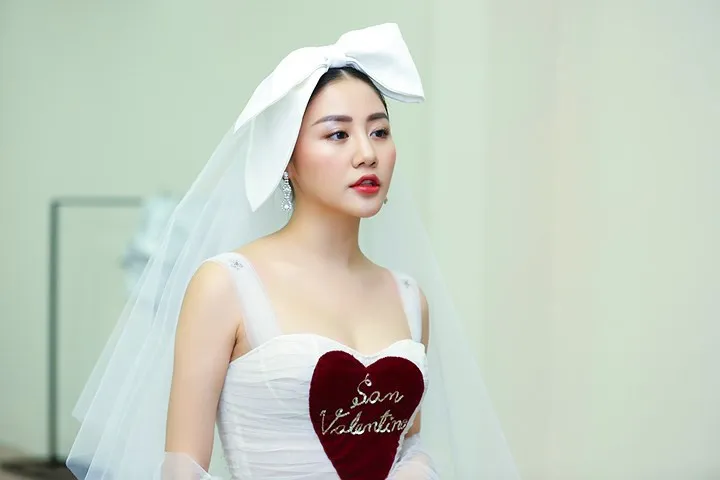 Văn Mai Hương mặc váy cưới, hóa cô dâu xinh đẹp trên truyền hình - Ảnh 2. Văn Mai Hương mặc váy cưới, hóa cô dâu xinh đẹp trên truyền hình - Ảnh 2.