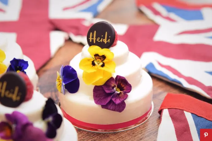 Bánh cưới Hoàng gia Anh phiên bản nhỏ cho người hâm mộ - Ảnh 3. Bánh cưới Hoàng gia Anh phiên bản nhỏ cho người hâm mộ - Ảnh 3.
