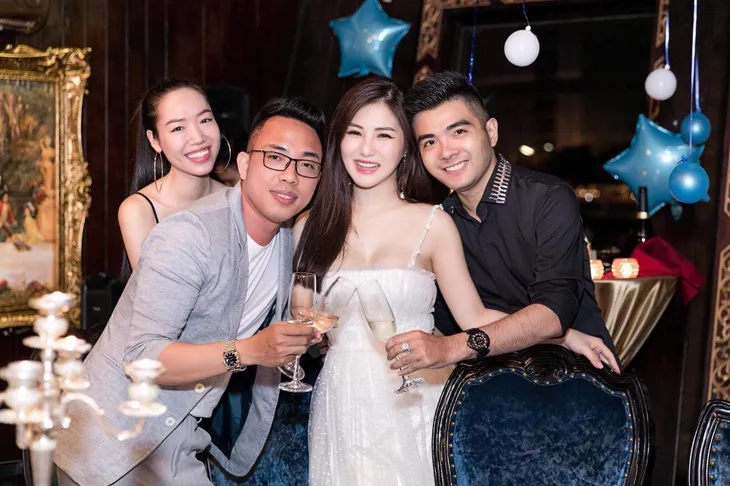Hương Tràm tổ chức sinh nhật tại du thuyền 5 sao - Ảnh 4. Hương Tràm tổ chức sinh nhật tại du thuyền 5 sao - Ảnh 4.