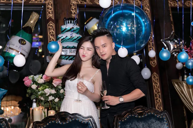 Hương Tràm tổ chức sinh nhật tại du thuyền 5 sao - Ảnh 2. Hương Tràm tổ chức sinh nhật tại du thuyền 5 sao - Ảnh 2.
