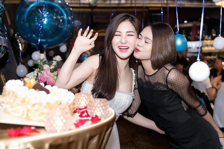 Hương Tràm tổ chức sinh nhật tại du thuyền 5 sao - Ảnh 6. Hương Tràm tổ chức sinh nhật tại du thuyền 5 sao - Ảnh 6.