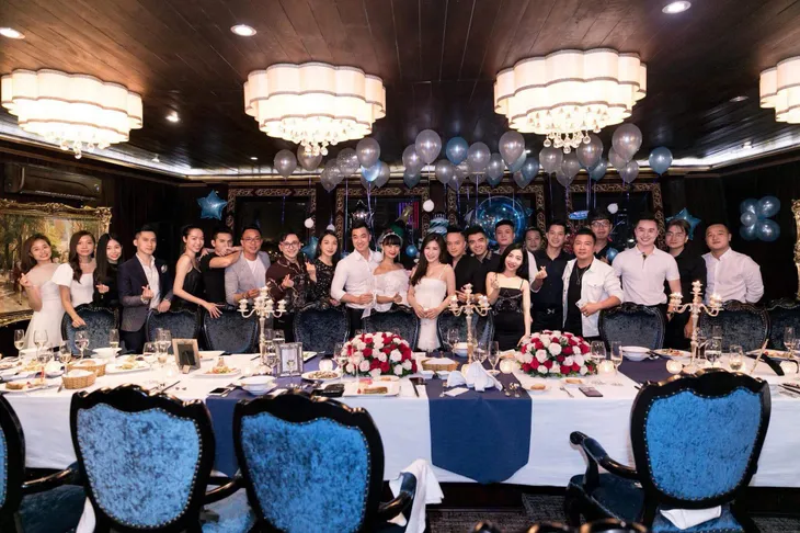Hương Tràm tổ chức sinh nhật tại du thuyền 5 sao - Ảnh 1. Hương Tràm tổ chức sinh nhật tại du thuyền 5 sao - Ảnh 1.