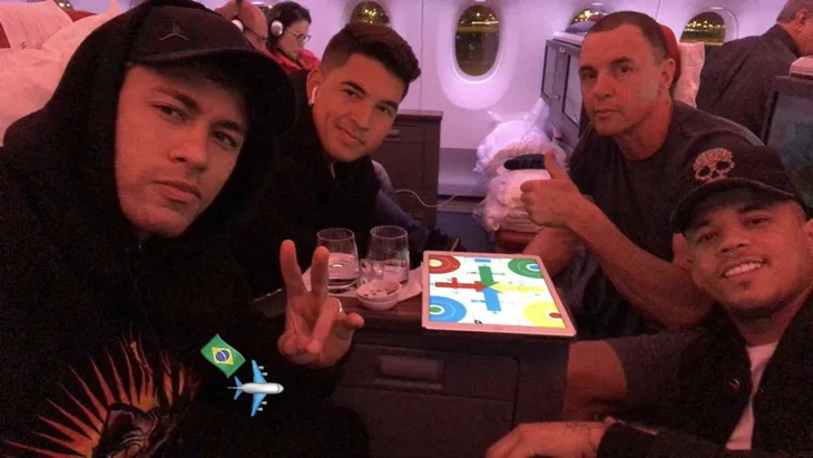 Neymar lại trở về Brazil để hồi phục chấn thương - Ảnh 1. Neymar lại trở về Brazil để hồi phục chấn thương - Ảnh 1.