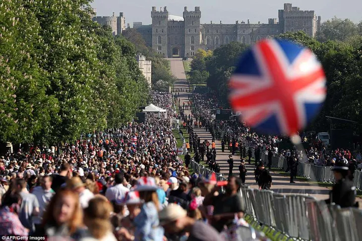 4c6b392300000578-5747477-crowds_of_royal_enthusiasts_have_gathered_near_windsor_castle_ho-a-57_1526719654514 4c6b392300000578-5747477-crowds_of_royal_enthusiasts_have_gathered_near_windsor_castle_ho-a-57_1526719654514