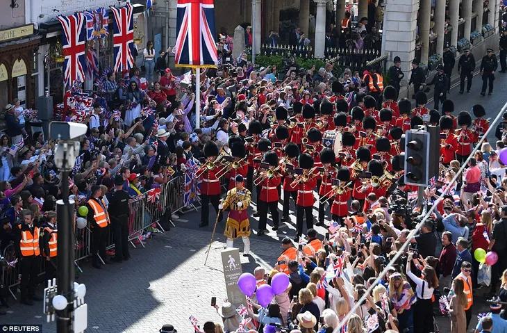 4c6b774c00000578-5747477-the_queen_s_guard_band_marches_between_enthusiastic_crowds_in_th-a-80_1526721102593 4c6b774c00000578-5747477-the_queen_s_guard_band_marches_between_enthusiastic_crowds_in_th-a-80_1526721102593