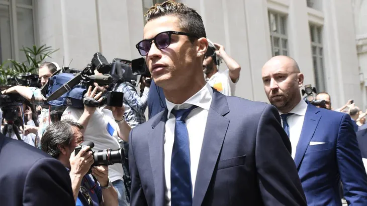 Cristiano Ronaldo – Nộp tiền để đổi lấy bình yên - Ảnh 1. Cristiano Ronaldo – Nộp tiền để đổi lấy bình yên - Ảnh 1.