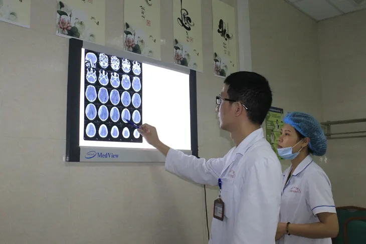Cứu sống bệnh nhân người nước ngoài bị hôn mê nằm bên lề đường - Ảnh 1. Cứu sống bệnh nhân người nước ngoài bị hôn mê nằm bên lề đường - Ảnh 1.