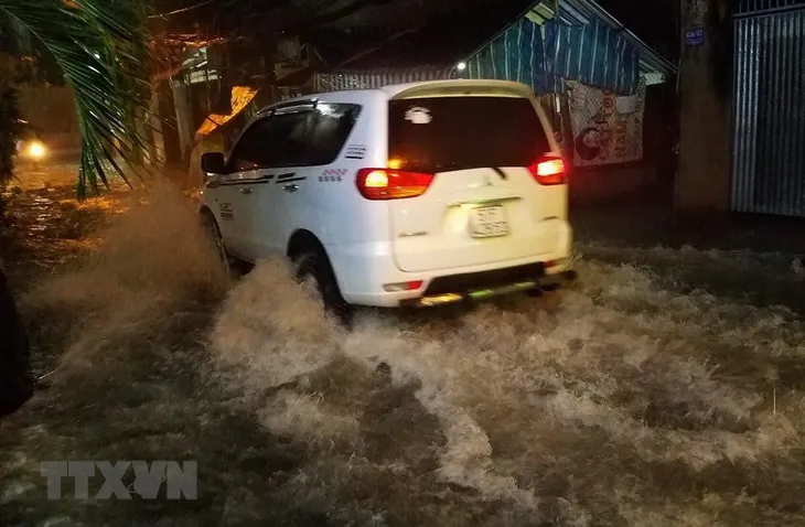 Nhiều tuyến đường ở TP.HCM ngập nặng sau mưa lớn - Ảnh 1. Nhiều tuyến đường ở TP.HCM ngập nặng sau mưa lớn - Ảnh 1.