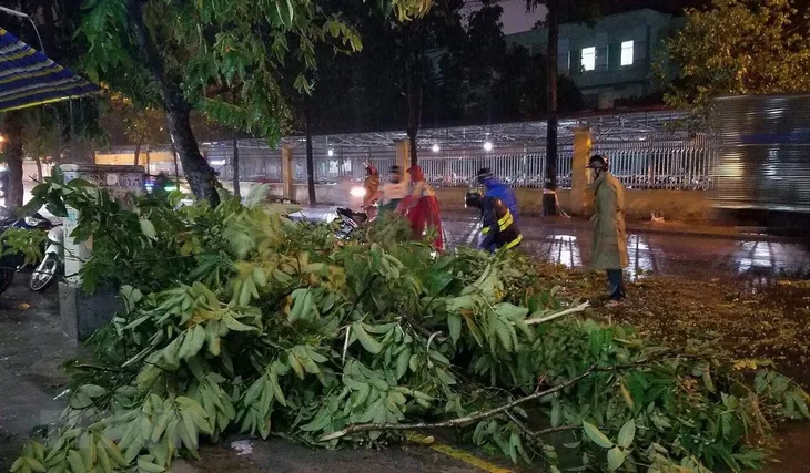 Nhiều tuyến đường ở TP.HCM ngập nặng sau mưa lớn - Ảnh 4. Nhiều tuyến đường ở TP.HCM ngập nặng sau mưa lớn - Ảnh 4.