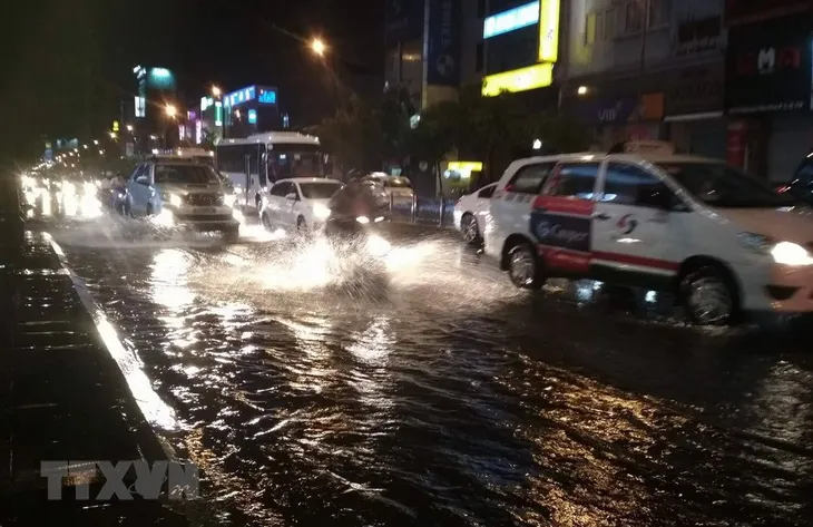 Nhiều tuyến đường ở TP.HCM ngập nặng sau mưa lớn - Ảnh 2. Nhiều tuyến đường ở TP.HCM ngập nặng sau mưa lớn - Ảnh 2.