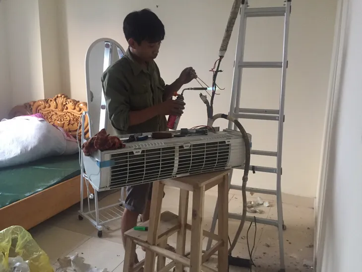 Lắp, bảo dưỡng điều hòa trở thành nghề hot kiếm bộn tiền ngày nắng nóng - Ảnh 1.