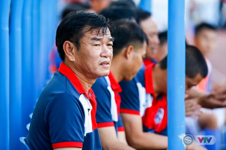 ẢNH: Ofere lập cú đúp giúp FLC Thanh Hoá giành 3 điểm tại Cẩm Phả - Ảnh 4. ẢNH: Ofere lập cú đúp giúp FLC Thanh Hoá giành 3 điểm tại Cẩm Phả - Ảnh 4.