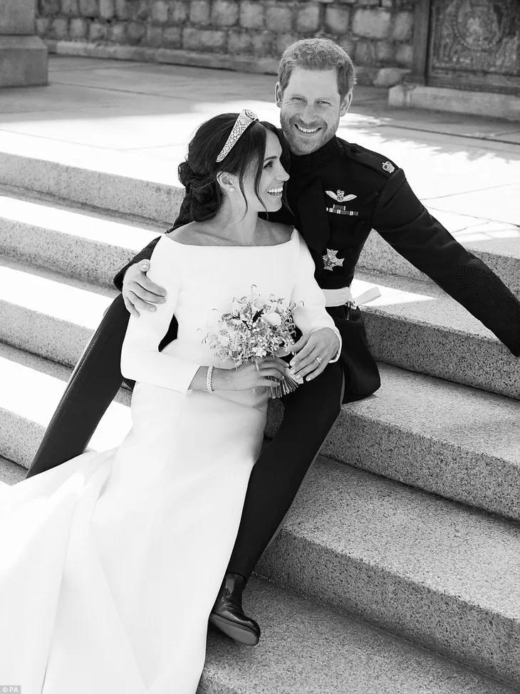 Hoàng gia Anh công bố ảnh cưới đẹp long lanh của Hoàng tử Harry và Meghan Markle - Ảnh 1. Hoàng gia Anh công bố ảnh cưới đẹp long lanh của Hoàng tử Harry và Meghan Markle - Ảnh 1.