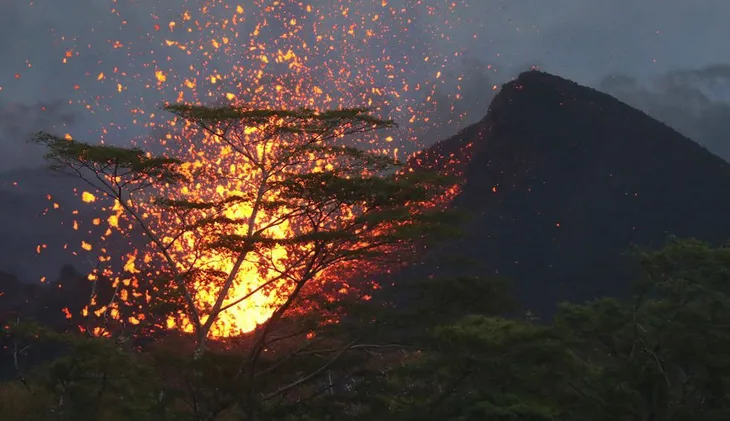 Dung nham núi lửa Kilauea tuôn trào - Ảnh 1. Dung nham núi lửa Kilauea tuôn trào - Ảnh 1.