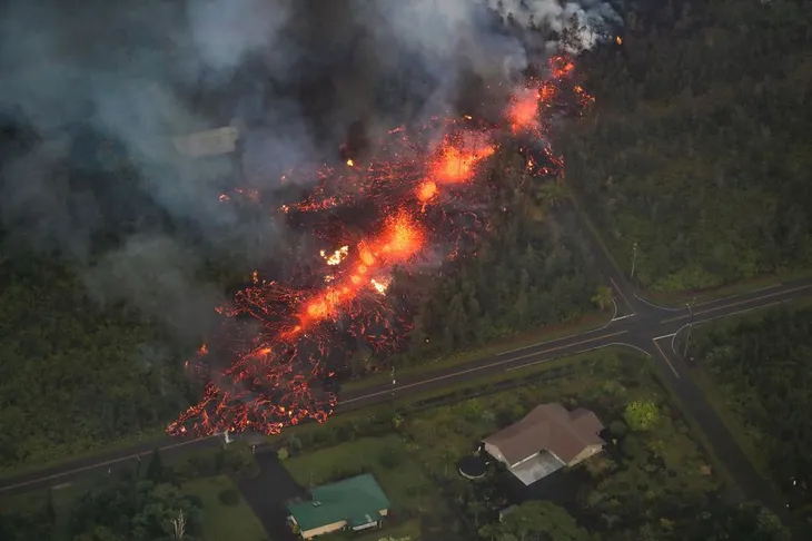 Dung nham núi lửa Kilauea tuôn trào - Ảnh 2. Dung nham núi lửa Kilauea tuôn trào - Ảnh 2.
