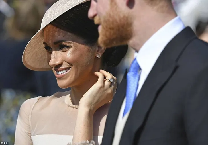 Cặp đôi Meghan Markle - Harry tham gia sự kiện Hoàng gia đầu tiên sau hôn lễ - Ảnh 5. Cặp đôi Meghan Markle - Harry tham gia sự kiện Hoàng gia đầu tiên sau hôn lễ - Ảnh 5.