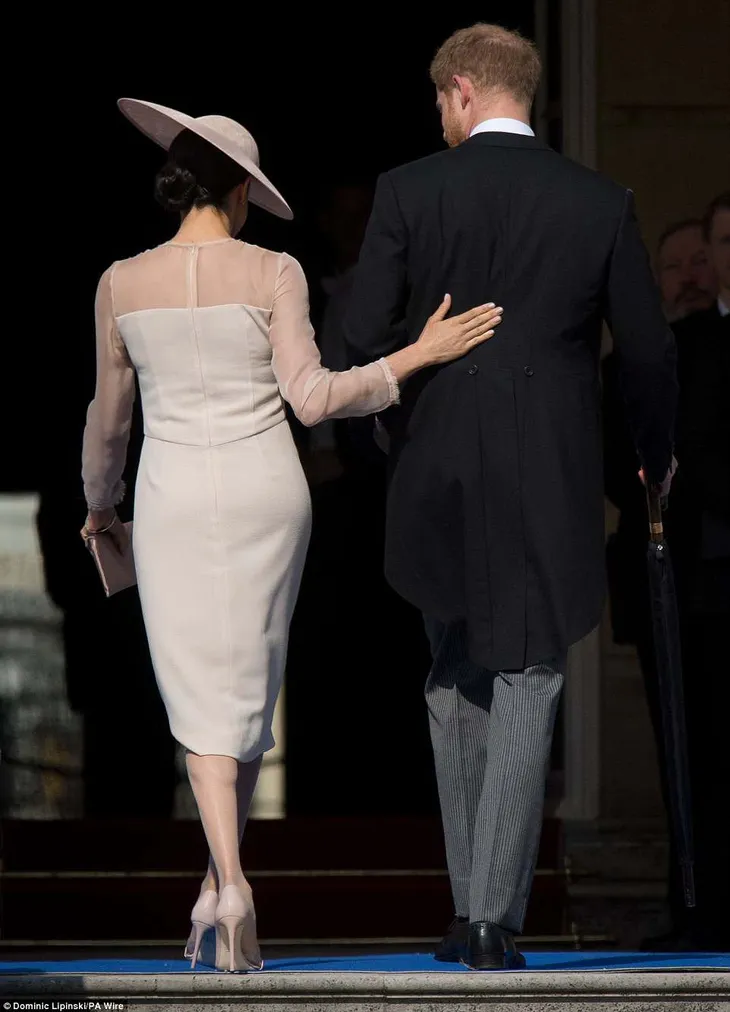 Cặp đôi Meghan Markle - Harry tham gia sự kiện Hoàng gia đầu tiên sau hôn lễ - Ảnh 6. Cặp đôi Meghan Markle - Harry tham gia sự kiện Hoàng gia đầu tiên sau hôn lễ - Ảnh 6.