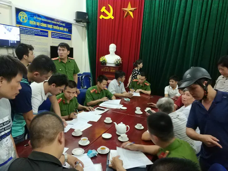 Cháy chung cư Fodacon Bắc Hà, Hà Đông, người dân hoảng loạn - Ảnh 5. Cháy chung cư Fodacon Bắc Hà, Hà Đông, người dân hoảng loạn - Ảnh 5.