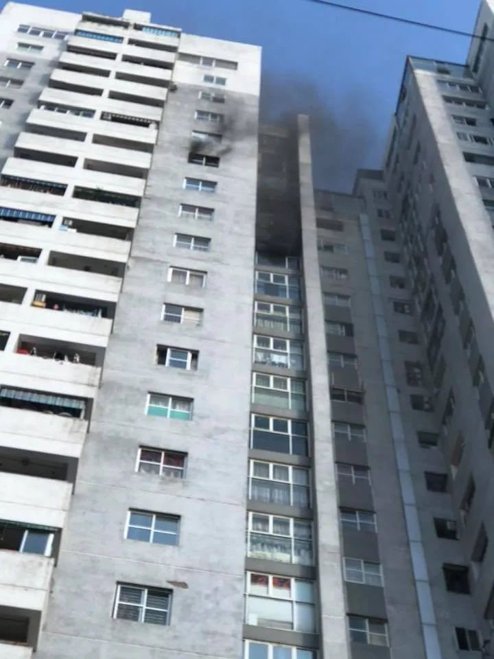 Cháy chung cư Fodacon Bắc Hà, Hà Đông, người dân hoảng loạn - Ảnh 12. Cháy chung cư Fodacon Bắc Hà, Hà Đông, người dân hoảng loạn - Ảnh 12.
