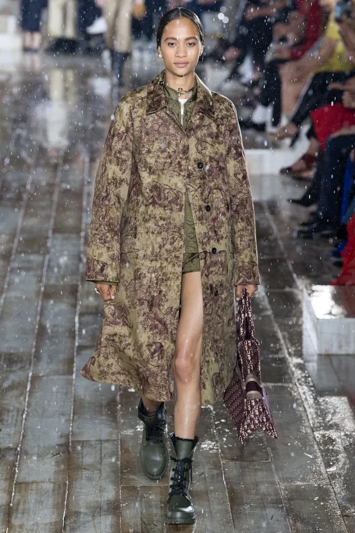 Christian Dior mang sàn diễn thời trang cao cấp vào... chuồng ngựa - Ảnh 9. Christian Dior mang sàn diễn thời trang cao cấp vào... chuồng ngựa - Ảnh 9.