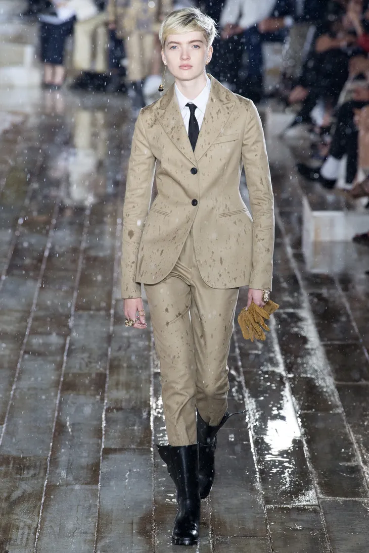 Christian Dior mang sàn diễn thời trang cao cấp vào... chuồng ngựa - Ảnh 8. Christian Dior mang sàn diễn thời trang cao cấp vào... chuồng ngựa - Ảnh 8.