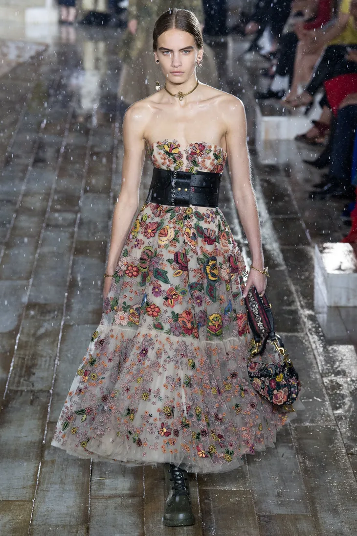 Christian Dior mang sàn diễn thời trang cao cấp vào... chuồng ngựa - Ảnh 7. Christian Dior mang sàn diễn thời trang cao cấp vào... chuồng ngựa - Ảnh 7.