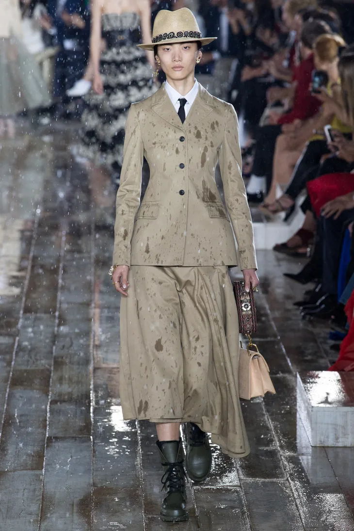 Christian Dior mang sàn diễn thời trang cao cấp vào... chuồng ngựa - Ảnh 6. Christian Dior mang sàn diễn thời trang cao cấp vào... chuồng ngựa - Ảnh 6.