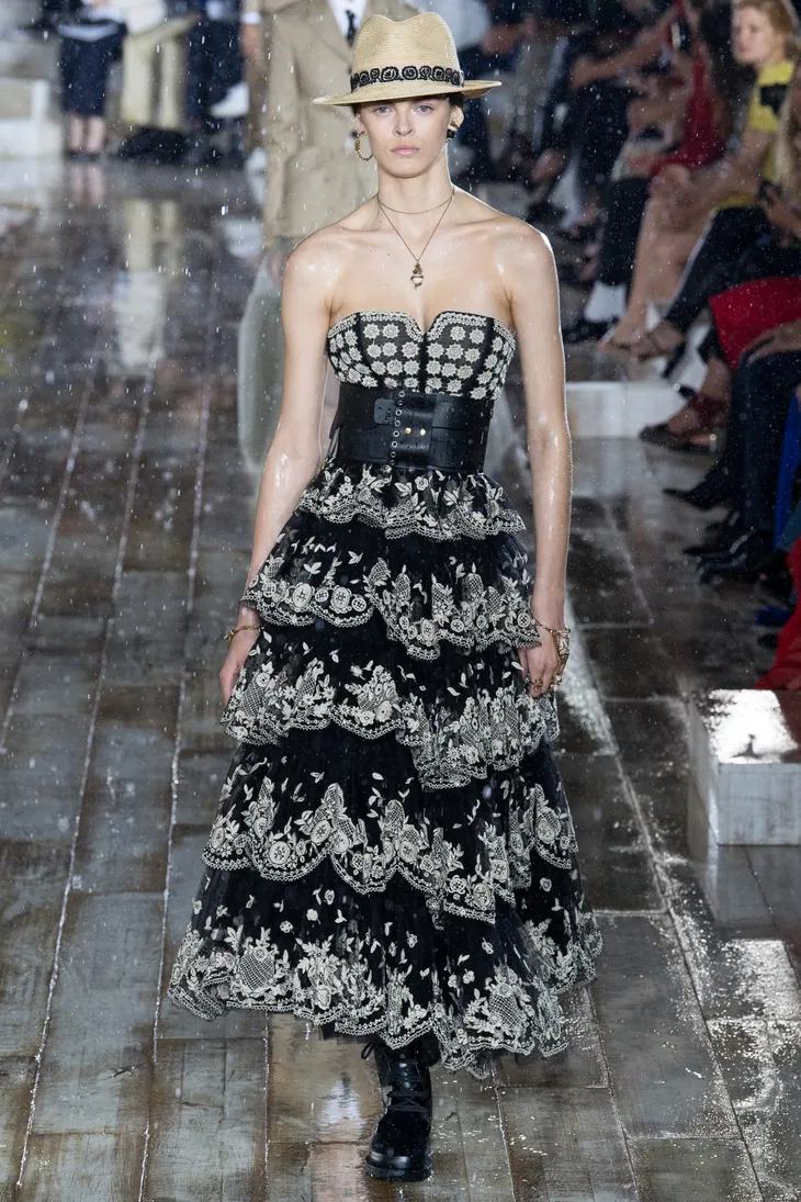 Christian Dior mang sàn diễn thời trang cao cấp vào... chuồng ngựa - Ảnh 5. Christian Dior mang sàn diễn thời trang cao cấp vào... chuồng ngựa - Ảnh 5.