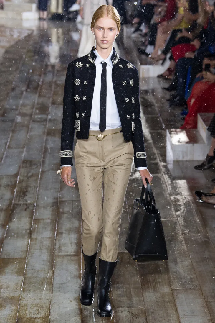 Christian Dior mang sàn diễn thời trang cao cấp vào... chuồng ngựa - Ảnh 4. Christian Dior mang sàn diễn thời trang cao cấp vào... chuồng ngựa - Ảnh 4.