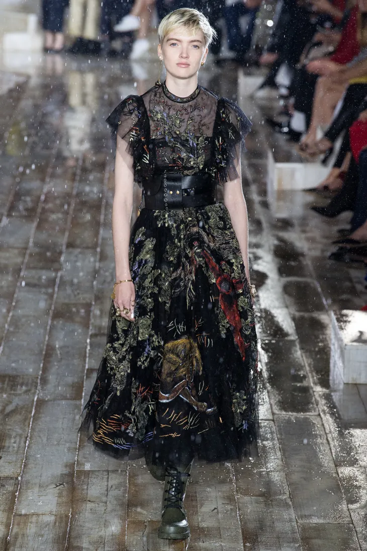 Christian Dior mang sàn diễn thời trang cao cấp vào... chuồng ngựa - Ảnh 2. Christian Dior mang sàn diễn thời trang cao cấp vào... chuồng ngựa - Ảnh 2.