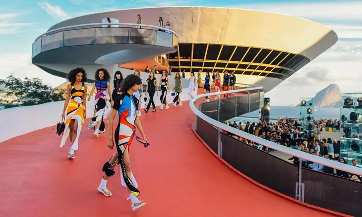 Louis Vuitton Cruise: Show diễn thường niên có gì hot? - Ảnh 4. Louis Vuitton Cruise: Show diễn thường niên có gì hot? - Ảnh 4.