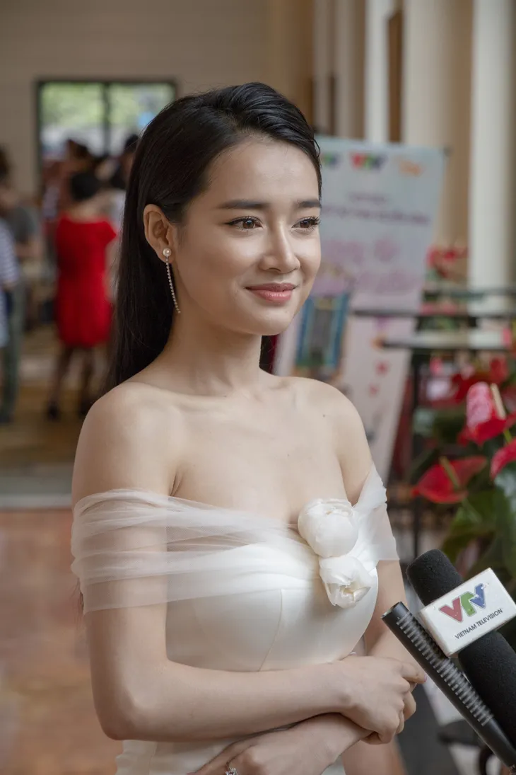 Xem cảnh nóng trong Ngày ấy mình đã yêu, Nhã Phương cúi mặt vì ngượng - Ảnh 5. Xem cảnh nóng trong Ngày ấy mình đã yêu, Nhã Phương cúi mặt vì ngượng - Ảnh 5.