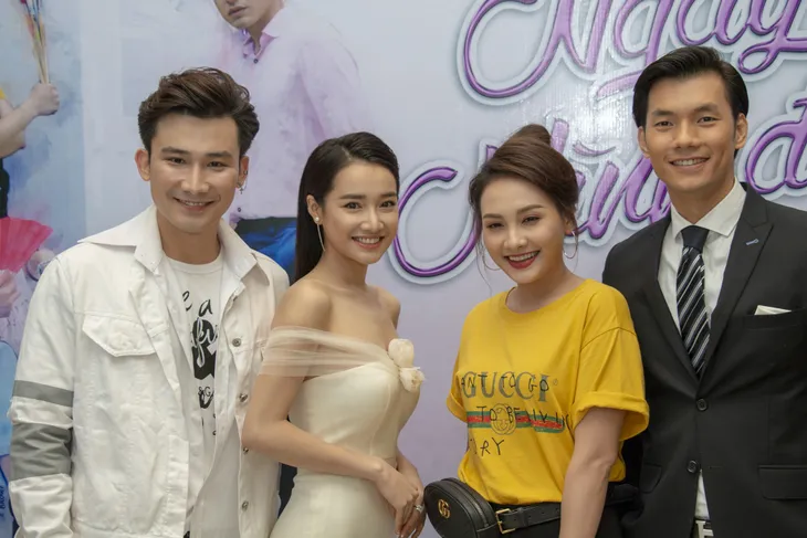 Xem cảnh nóng trong Ngày ấy mình đã yêu, Nhã Phương cúi mặt vì ngượng - Ảnh 4. Xem cảnh nóng trong Ngày ấy mình đã yêu, Nhã Phương cúi mặt vì ngượng - Ảnh 4.