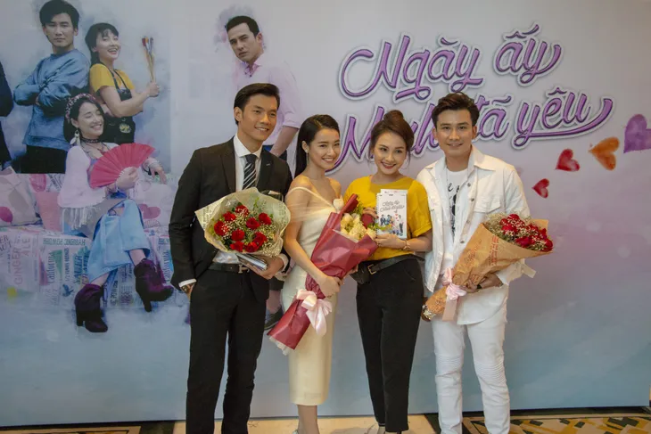 Xem cảnh nóng trong Ngày ấy mình đã yêu, Nhã Phương cúi mặt vì ngượng - Ảnh 1. Xem cảnh nóng trong Ngày ấy mình đã yêu, Nhã Phương cúi mặt vì ngượng - Ảnh 1.
