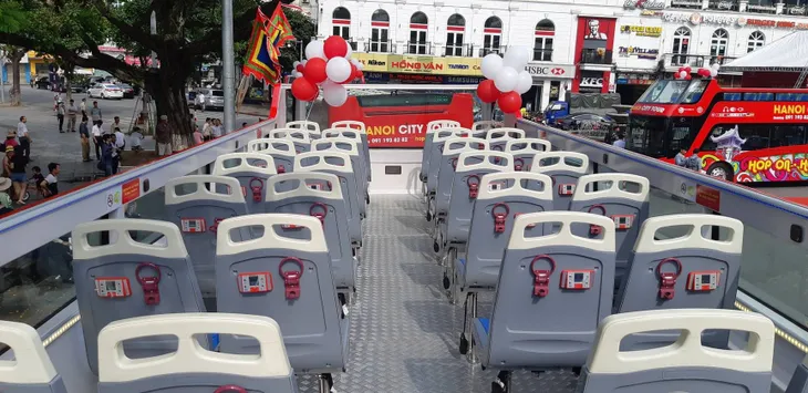 Cận cảnh chiếc xe bus 2 tầng đầu tiên của Hà Nội chính thức đi vào hoạt động - Ảnh 12. Cận cảnh chiếc xe bus 2 tầng đầu tiên của Hà Nội chính thức đi vào hoạt động - Ảnh 12.