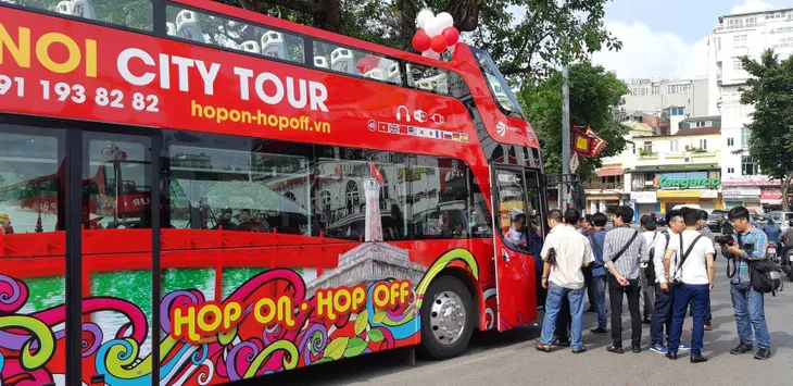 Cận cảnh chiếc xe bus 2 tầng đầu tiên của Hà Nội chính thức đi vào hoạt động - Ảnh 3. Cận cảnh chiếc xe bus 2 tầng đầu tiên của Hà Nội chính thức đi vào hoạt động - Ảnh 3.