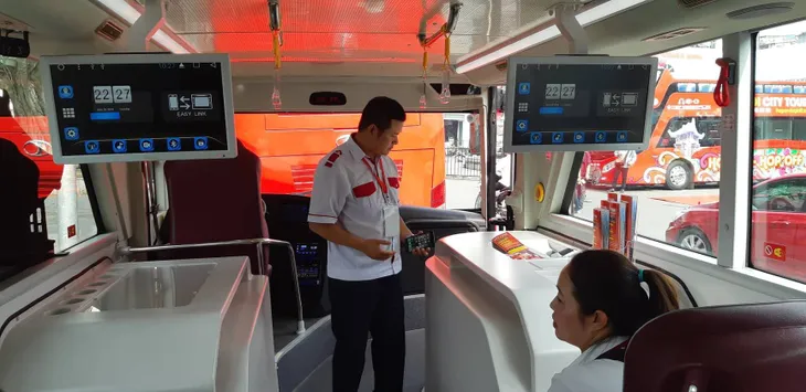 Cận cảnh chiếc xe bus 2 tầng đầu tiên của Hà Nội chính thức đi vào hoạt động - Ảnh 4. Cận cảnh chiếc xe bus 2 tầng đầu tiên của Hà Nội chính thức đi vào hoạt động - Ảnh 4.