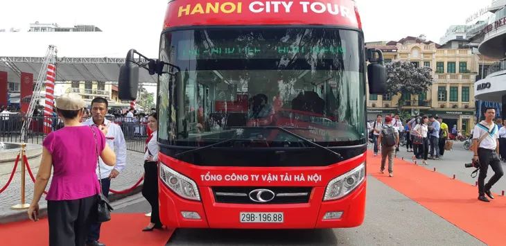 Cận cảnh chiếc xe bus 2 tầng đầu tiên của Hà Nội chính thức đi vào hoạt động - Ảnh 2. Cận cảnh chiếc xe bus 2 tầng đầu tiên của Hà Nội chính thức đi vào hoạt động - Ảnh 2.