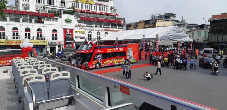 Cận cảnh chiếc xe bus 2 tầng đầu tiên của Hà Nội chính thức đi vào hoạt động - Ảnh 1. Cận cảnh chiếc xe bus 2 tầng đầu tiên của Hà Nội chính thức đi vào hoạt động - Ảnh 1.