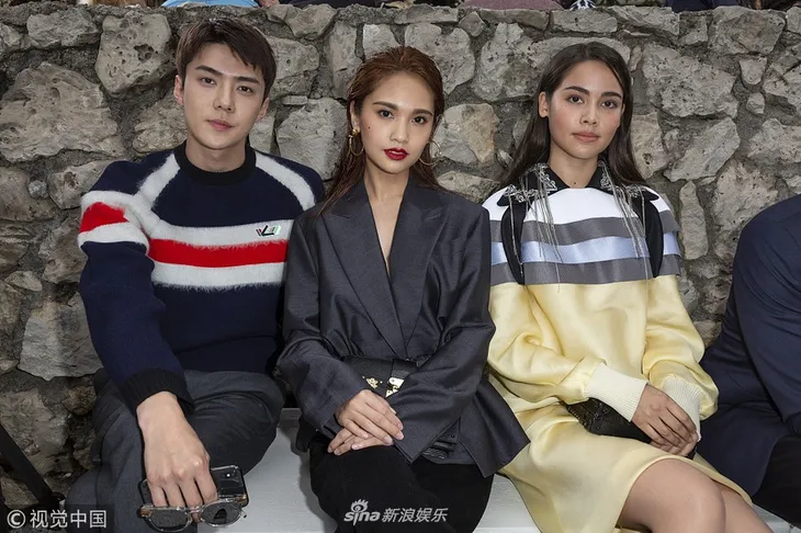 Thành viên EXO được Vogue bình chọn là nam thần tại Louis Vuitton show - Ảnh 4. Thành viên EXO được Vogue bình chọn là nam thần tại Louis Vuitton show - Ảnh 4.