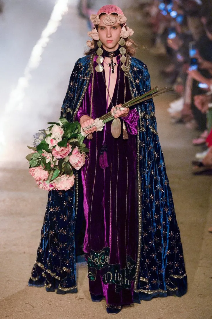 Gucci Cruise 2019: Khi phong cách cổ điển được làm sống lại... - Ảnh 6. Gucci Cruise 2019: Khi phong cách cổ điển được làm sống lại... - Ảnh 6.